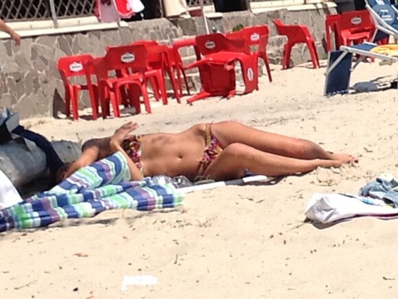 Elisabetta Canalis à la plage en Sardaigne le 6 juillet 2012