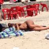 Elisabetta Canalis fait la sieste à la plage en Sardaigne le 6 juillet 2012