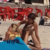 Très détendue, Elisabetta Canalis à la plage en Sardaigne le 6 juillet 2012