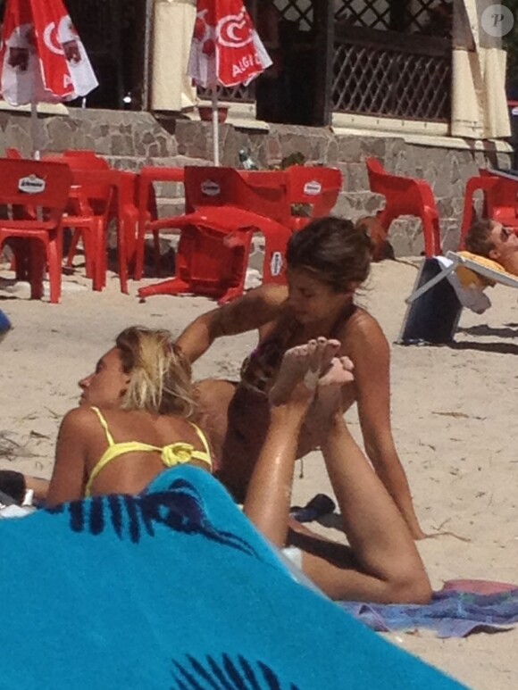 Très détendue, Elisabetta Canalis à la plage en Sardaigne le 6 juillet 2012