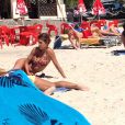 Elisabetta Canalis à la plage en Sardaigne le 6 juillet 2012