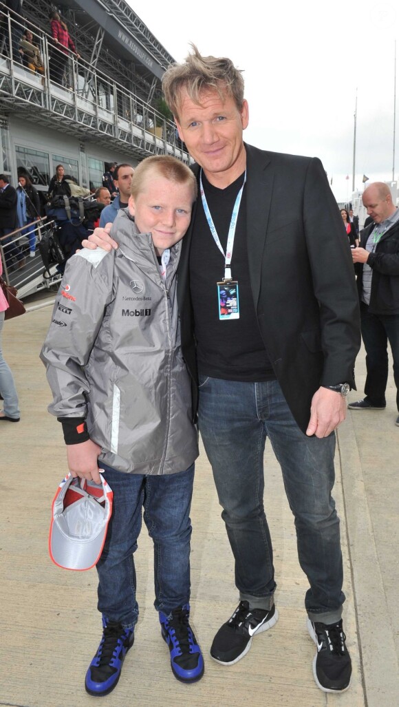 Gordon Ramsay et son fils Jack dans le paddock du Grand Prix de Formule 1 de Grande Bretagne à Silverstone le 8 juillet 2012
