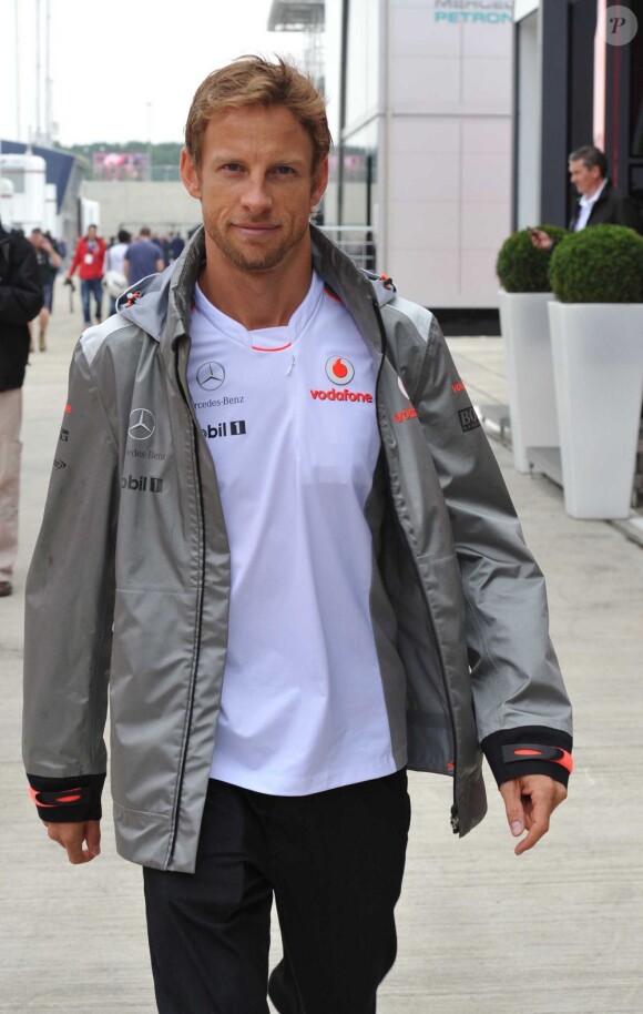 Jenson Button dans le paddock du Grand Prix de Formule 1 de Grande Bretagne à Silverstone le 8 juillet 2012