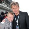Gordon Ramsay et son fils Jack dans le paddock du Grand Prix de Formule 1 de Grande Bretagne à Silverstone le 8 juillet 2012