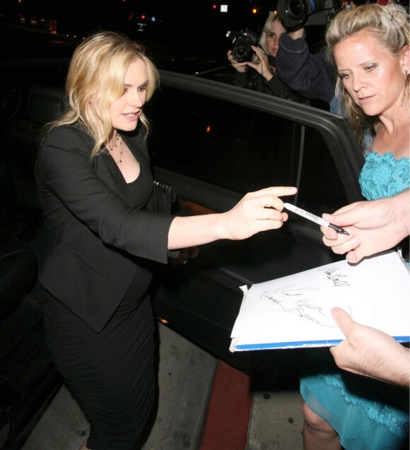 Anna Paquin, bien enceinte, prend le temps de signer quelques autographes lors d'une sortie nocturne à Los Angeles. Le 7 juillet 2012