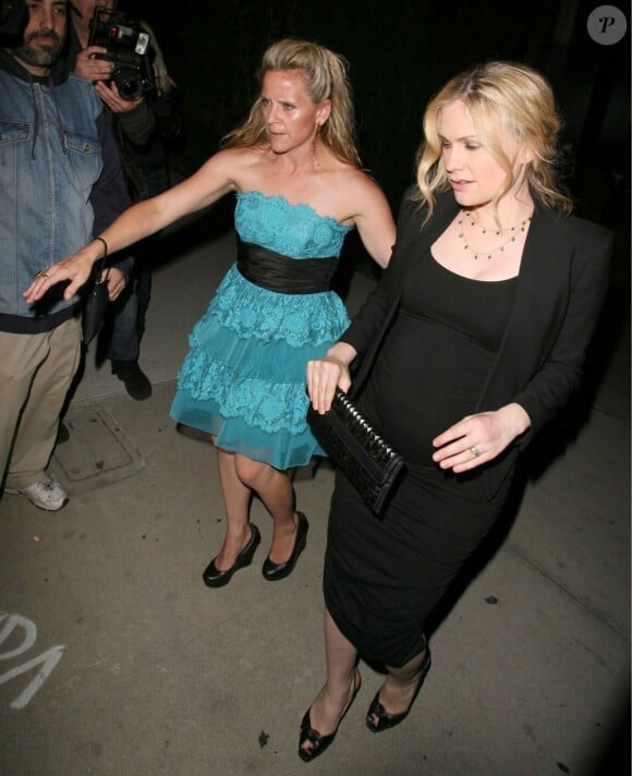 Anna Paquin, bien enceinte, est de sortie ! La star s'est rendue chez BOA steakhouse à L.A. pour une fête donnée en l'honneur de True Blood. Le 7 juillet 2012