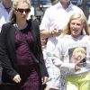 Tête-à-tête pour Anna Paquin et sa belle-fille Lilac qui arrivent dans un salon de manucure à Los Angeles le 8 juillet 2012