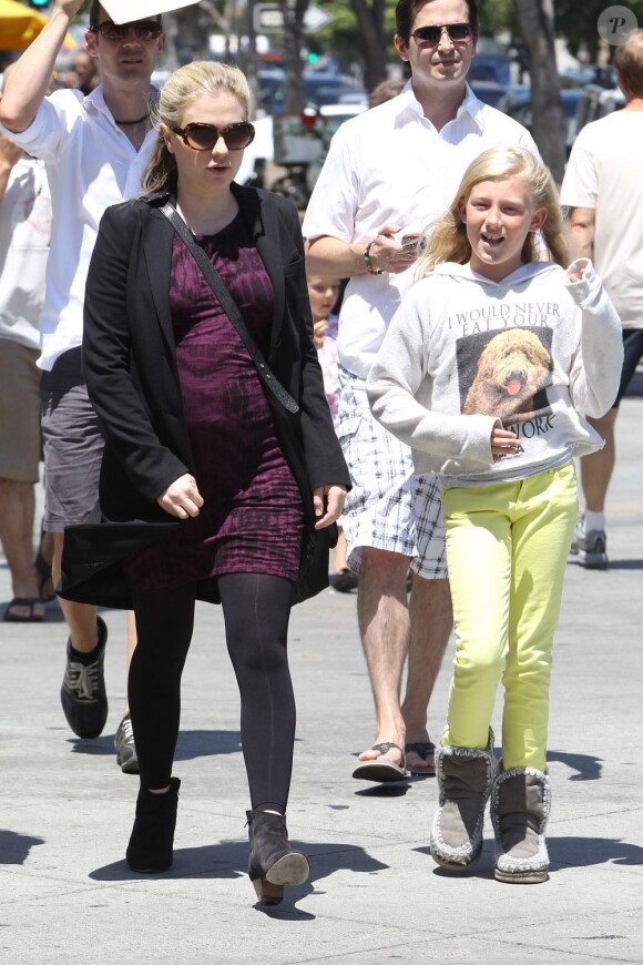 Tête-à-tête pour Anna Paquin et sa belle-fille Lilac qui arrivent dans un salon de manucure à Los Angeles le 8 juillet 2012