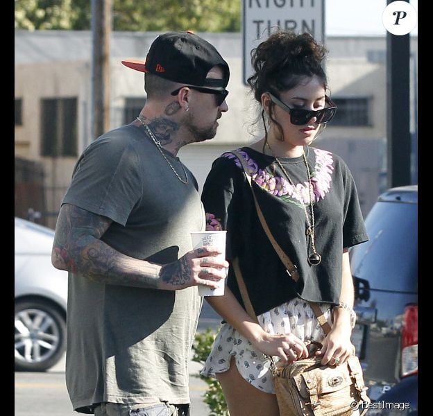Benji Madden quitte un restaurant de Los Angeles avec sa petite amie, Eliza Doolittle, le samedi 7 juillet 2012.