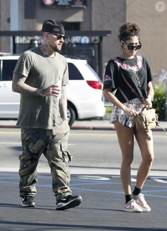 Benji Madden quitte un restaurant de Los Angeles avec sa petite amie, Eliza Doolittle, le samedi 7 juillet 2012.