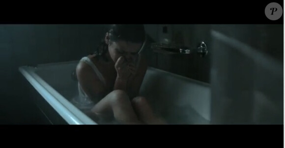La belle Dominique Fidanza dans son clip Oui ou non dans une baignoire