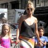 Heidi Klum a les mains très occupées avec ses enfants Leni et Johan. New York, le 10 juillet 2012.
