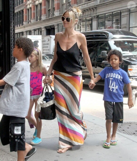 Après-midi cinéma pour Heidi Klum et ses quatre enfants, de passage à New York pour quelques jours de vacances. Le 10 juillet 2012.