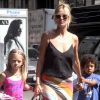 Heidi Klum, qui donne la main à ses enfants Leni et Johan, se rend au cinéma dans le quartier de Tribeca. New York, le 10 juillet 2012.