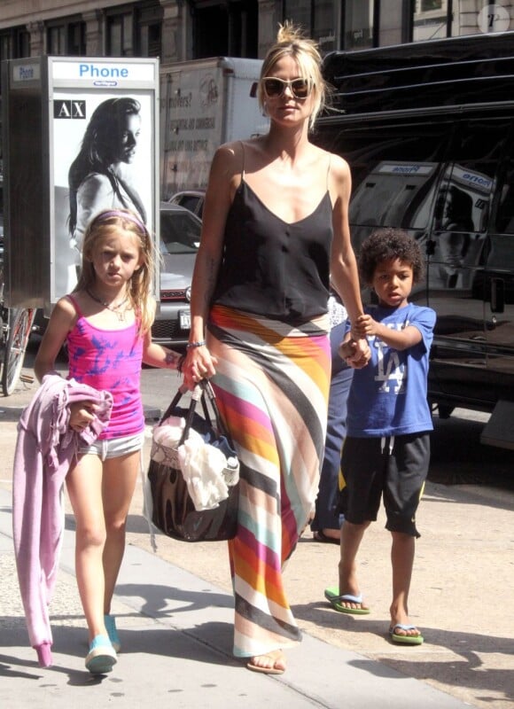 Heidi Klum, qui donne la main à ses enfants Leni et Johan, se rend au cinéma dans le quartier de Tribeca. New York, le 10 juillet 2012.