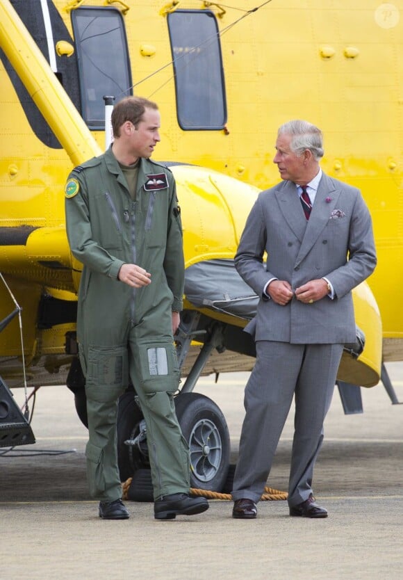 Visite guidée de la base de la RAF Valley à Anglesey pour le prince Charles, par son fils le prince William, capitaine au sein du 22e escadron, le 9 juillet 2012, au premier jour de sa tournée au Pays de Galles.