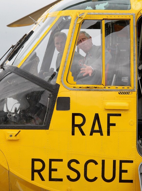 Le prince Charles a eu droit à son baptême de Sea King. Visite guidée de la base de la RAF Valley à Anglesey pour le prince Charles, par son fils le prince William, capitaine au sein du 22e escadron, le 9 juillet 2012, au premier jour de sa tournée au Pays de Galles.