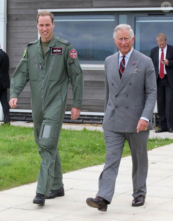 Visite guidée de la base de la RAF Valley à Anglesey pour le prince Charles, par son fils le prince William, capitaine au sein du 22e escadron, le 9 juillet 2012, au premier jour de sa tournée au Pays de Galles.
