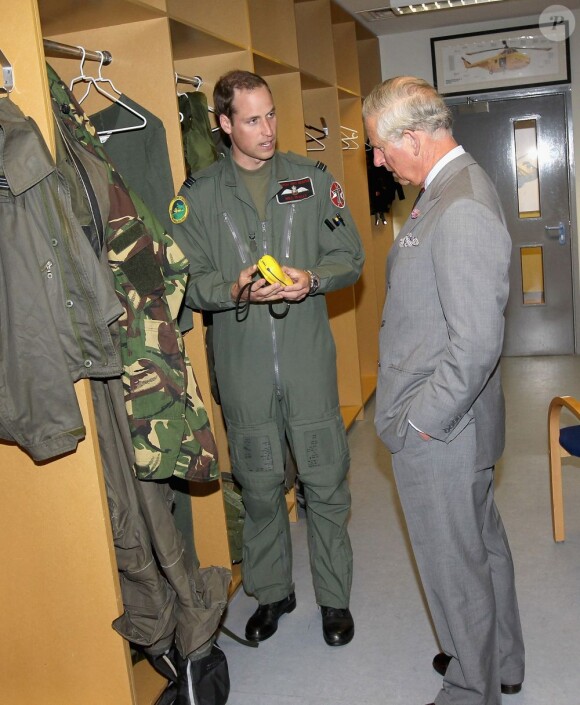 Visite guidée de la base de la RAF Valley à Anglesey pour le prince Charles, par son fils le prince William, capitaine au sein du 22e escadron, le 9 juillet 2012, au premier jour de sa tournée au Pays de Galles.