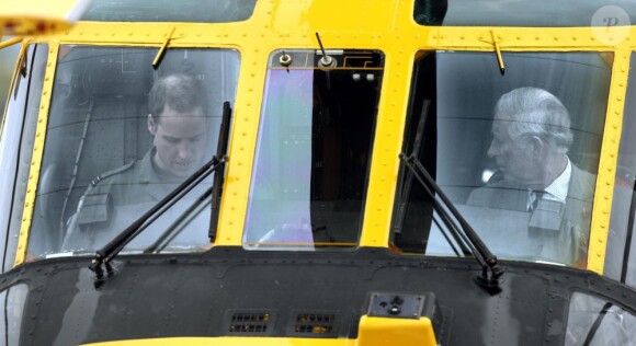 Visite guidée de la base de la RAF Valley à Anglesey pour le prince Charles, par son fils le prince William, capitaine au sein du 22e escadron, le 9 juillet 2012, au premier jour de sa tournée au Pays de Galles.