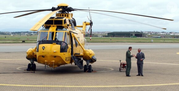 Visite guidée de la base de la RAF Valley à Anglesey pour le prince Charles, par son fils le prince William, capitaine au sein du 22e escadron, le 9 juillet 2012, au premier jour de sa tournée au Pays de Galles.