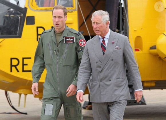 Visite guidée de la base de la RAF Valley à Anglesey pour le prince Charles, par son fils le prince William, capitaine au sein du 22e escadron, le 9 juillet 2012, au premier jour de sa tournée au Pays de Galles.