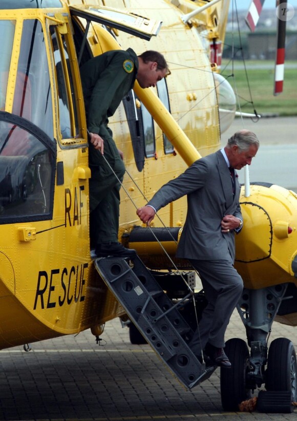 Visite guidée de la base de la RAF Valley à Anglesey pour le prince Charles, par son fils le prince William, capitaine au sein du 22e escadron, le 9 juillet 2012, au premier jour de sa tournée au Pays de Galles.