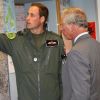 Le prince William parle des interventions de son escadron. Visite guidée de la base de la RAF Valley à Anglesey pour le prince Charles, par son fils le prince William, capitaine au sein du 22e escadron, le 9 juillet 2012, au premier jour de sa tournée au Pays de Galles.