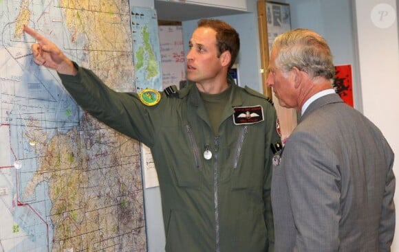Le prince William parle des interventions de son escadron. Visite guidée de la base de la RAF Valley à Anglesey pour le prince Charles, par son fils le prince William, capitaine au sein du 22e escadron, le 9 juillet 2012, au premier jour de sa tournée au Pays de Galles.