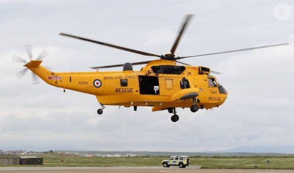 Visite guidée de la base de la RAF Valley à Anglesey pour le prince Charles, par son fils le prince William, capitaine au sein du 22e escadron, le 9 juillet 2012, au premier jour de sa tournée au Pays de Galles.