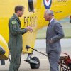 Visite guidée de la base de la RAF Valley à Anglesey pour le prince Charles, très attentif, par son fils le prince William, capitaine au sein du 22e escadron, le 9 juillet 2012, au premier jour de sa tournée au Pays de Galles.