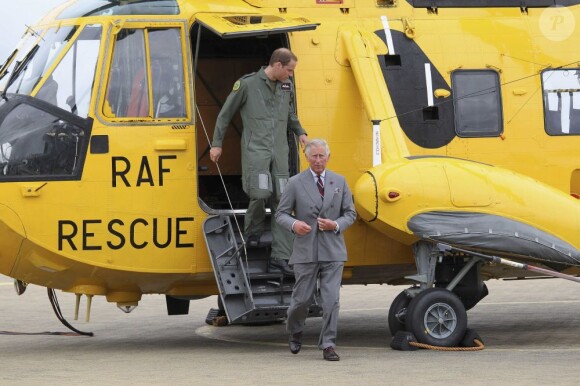 Visite guidée de la base de la RAF Valley à Anglesey pour le prince Charles, par son fils le prince William, capitaine au sein du 22e escadron, le 9 juillet 2012, au premier jour de sa tournée au Pays de Galles.