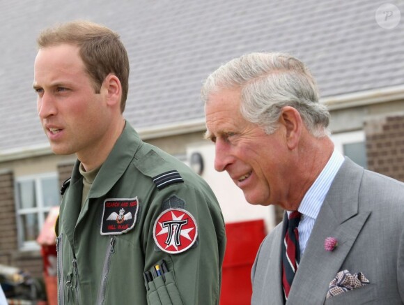 Visite guidée de la base de la RAF Valley à Anglesey pour le prince Charles, par son fils le prince William, capitaine au sein du 22e escadron, le 9 juillet 2012, au premier jour de sa tournée au Pays de Galles.
