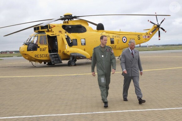 Visite guidée de la base de la RAF Valley à Anglesey pour le prince Charles, par son fils le prince William, capitaine au sein du 22e escadron, le 9 juillet 2012, au premier jour de sa tournée au Pays de Galles.