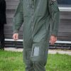 Visite guidée de la base de la RAF Valley à Anglesey pour le prince Charles, par son fils le prince William, capitaine au sein du 22e escadron, le 9 juillet 2012, au premier jour de sa tournée au Pays de Galles.