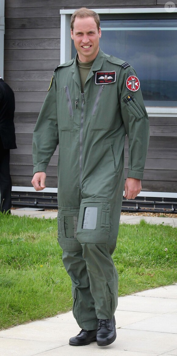 Visite guidée de la base de la RAF Valley à Anglesey pour le prince Charles, par son fils le prince William, capitaine au sein du 22e escadron, le 9 juillet 2012, au premier jour de sa tournée au Pays de Galles.