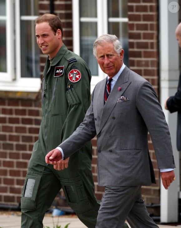 Visite guidée de la base de la RAF Valley à Anglesey pour le prince Charles, par son fils le prince William, capitaine au sein du 22e escadron, le 9 juillet 2012, au premier jour de sa tournée au Pays de Galles.