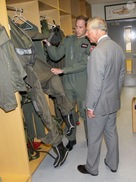 Visite guidée de la base de la RAF Valley à Anglesey pour le prince Charles, par son fils le prince William, capitaine au sein du 22e escadron, le 9 juillet 2012, au premier jour de sa tournée au Pays de Galles.