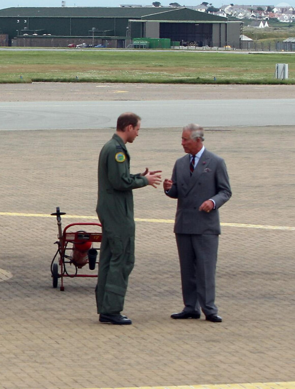 Visite guidée de la base de la RAF Valley à Anglesey pour le prince Charles, par son fils le prince William, capitaine au sein du 22e escadron, le 9 juillet 2012, au premier jour de sa tournée au Pays de Galles.