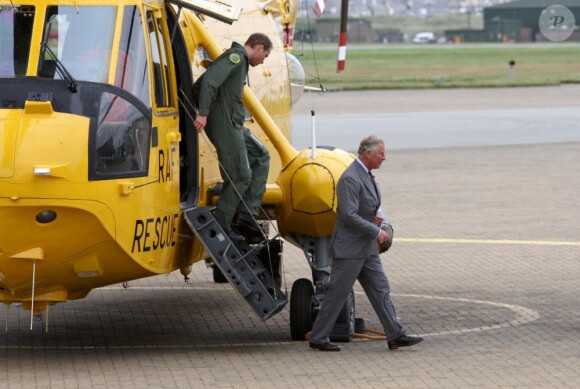 Visite guidée de la base de la RAF Valley à Anglesey pour le prince Charles, par son fils le prince William, capitaine au sein du 22e escadron, le 9 juillet 2012, au premier jour de sa tournée au Pays de Galles.