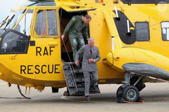 Visite guidée de la base de la RAF Valley à Anglesey pour le prince Charles, par son fils le prince William, capitaine au sein du 22e escadron, le 9 juillet 2012, au premier jour de sa tournée au Pays de Galles.