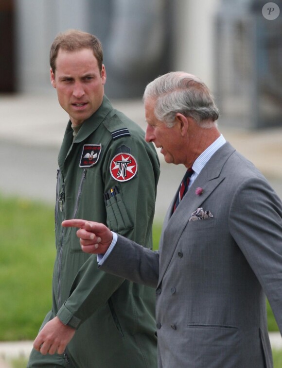 Visite guidée de la base de la RAF Valley à Anglesey pour le prince Charles, par son fils le prince William, capitaine au sein du 22e escadron, le 9 juillet 2012, au premier jour de sa tournée au Pays de Galles.