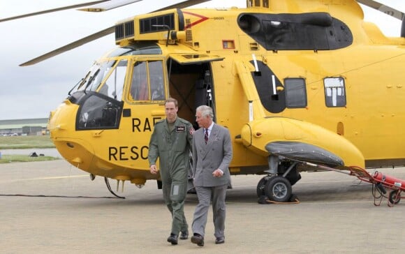 Visite guidée de la base de la RAF Valley à Anglesey pour le prince Charles, par son fils le prince William, capitaine au sein du 22e escadron, le 9 juillet 2012, au premier jour de sa tournée au Pays de Galles.