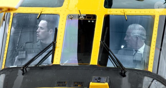 Visite guidée de la base de la RAF Valley à Anglesey pour le prince Charles, par son fils le prince William, capitaine au sein du 22e escadron, le 9 juillet 2012, au premier jour de sa tournée au Pays de Galles.