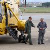 Visite guidée de la base de la RAF Valley à Anglesey pour le prince Charles, par son fils le prince William, capitaine au sein du 22e escadron, le 9 juillet 2012, au premier jour de sa tournée au Pays de Galles.