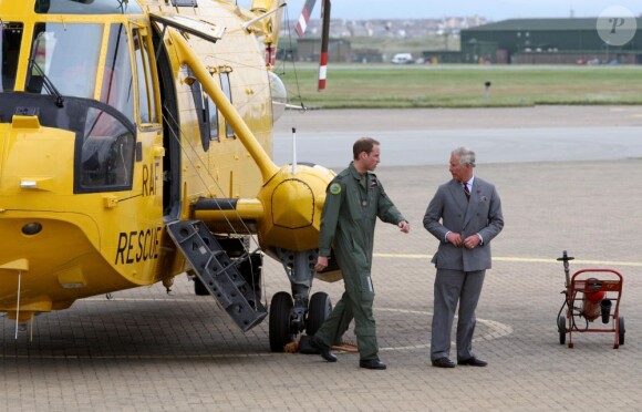 Visite guidée de la base de la RAF Valley à Anglesey pour le prince Charles, par son fils le prince William, capitaine au sein du 22e escadron, le 9 juillet 2012, au premier jour de sa tournée au Pays de Galles.