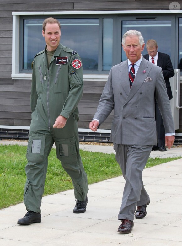 Visite guidée de la base de la RAF Valley à Anglesey pour le prince Charles, par son fils le prince William, capitaine au sein du 22e escadron, le 9 juillet 2012, au premier jour de sa tournée au Pays de Galles.