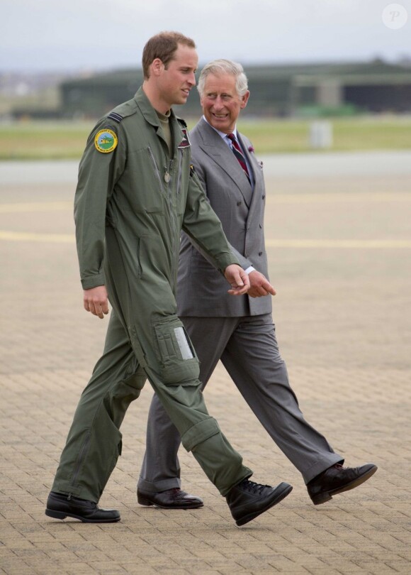 Visite guidée de la base de la RAF Valley à Anglesey pour le prince Charles, par son fils le prince William, capitaine au sein du 22e escadron, le 9 juillet 2012, au premier jour de sa tournée au Pays de Galles.