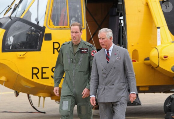 Visite guidée de la base de la RAF Valley à Anglesey pour le prince Charles, par son fils le prince William, capitaine au sein du 22e escadron, le 9 juillet 2012, au premier jour de sa tournée au Pays de Galles.