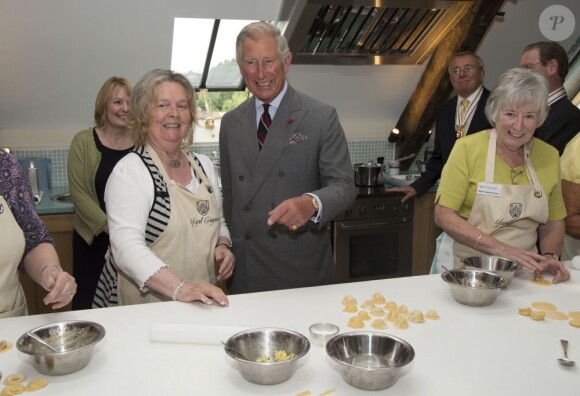 Charles et Camilla inaugurant le Bodnant Welsh Food Centre, à Conwy Valley, le 9 juillet 2012. Le prince Charles et sa femme Camilla Parker Bowles effectuaient en juillet 2012 une visite de quatre jours au Pays de Galles.